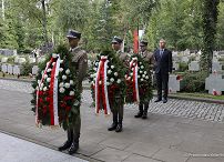 01_Piotr_Cwik_zlozenie_wiencow_groby_Dowodcow_Armii_Krajowej_20250801_PK1_2152.jpg