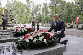 03_Piotr_Cwik_zlozenie_wiencow_groby_Dowodcow_Armii_Krajowej_20250801_PK1_2199.jpg