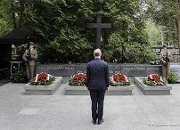 04_Piotr_Cwik_zlozenie_wiencow_groby_Dowodcow_Armii_Krajowej_20250801_PK1_2277.jpg