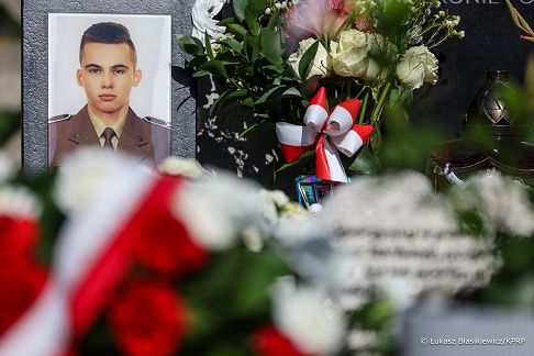 001_Minister_Slawomir_Cenckiewicz_hold_grob_sierzant_Mateusz_Sitek_20250815_LB_18174.jpg