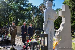 003_Minister_Slawomir_Cenckiewicz_hold_grob_sierzant_Mateusz_Sitek_20250815_LB_18238.jpg