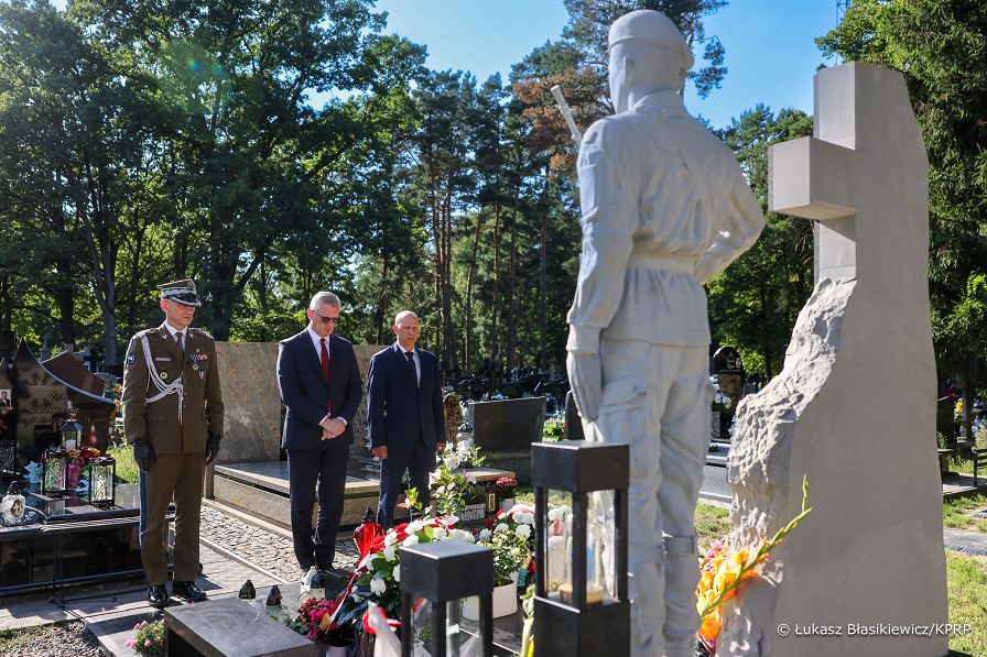 003_Minister_Slawomir_Cenckiewicz_hold_grob_sierzant_Mateusz_Sitek_20250815_LB_18238.jpg