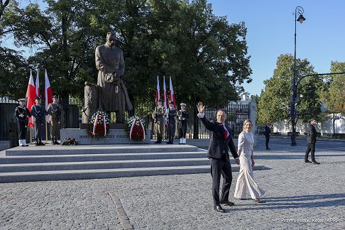 05_Karol_Nawrocki_Swieow_Wojska_Polskiego_wieniec_20250815_PK1_5777.jpg