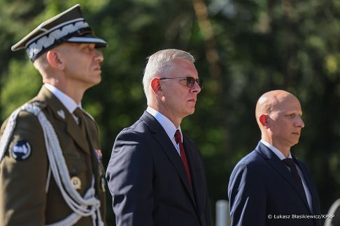 004_Minister_Slawomir_Cenckiewicz_hold_grob_sierzant_Mateusz_Sitek_20250815_LB_18306.jpg