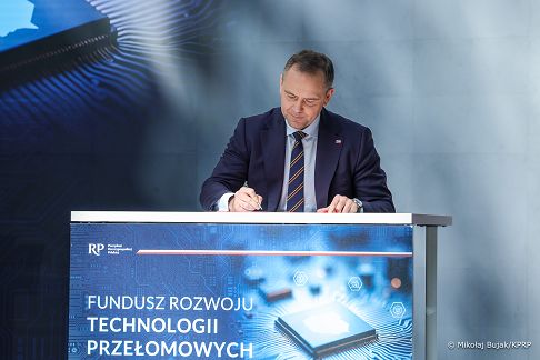 001_Prezydent_Karol_Nawrocki_podpisanie_projektu_ustawy_o_Funduszu_Rozwoju_Technologii_Przelomowych_20250829_MWB21466.jpg