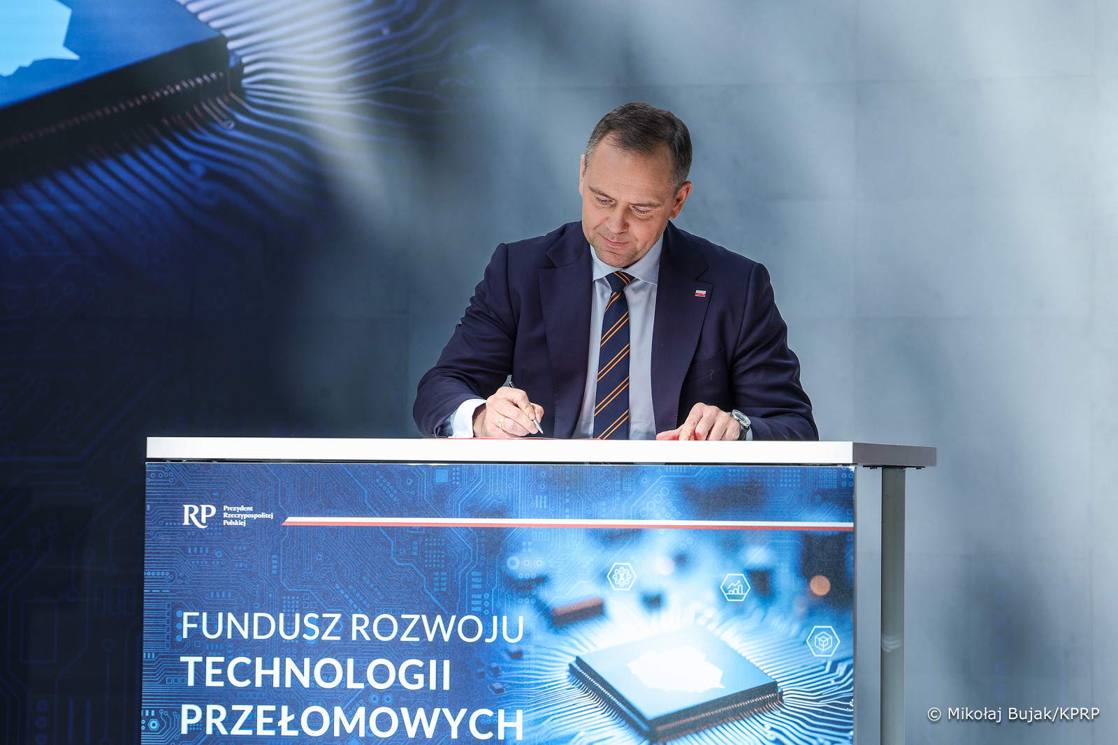 001_Prezydent_Karol_Nawrocki_podpisanie_projektu_ustawy_o_Funduszu_Rozwoju_Technologii_Przelomowych_20250829_MWB21466.jpg [907.49 KB]