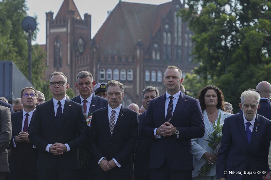 38_Karol_Nawrocki_zlozenia_kwiatow_na_Bramie_Nr_2_Stoczni_Gdanskiej _20250831_MWB23233.jpg