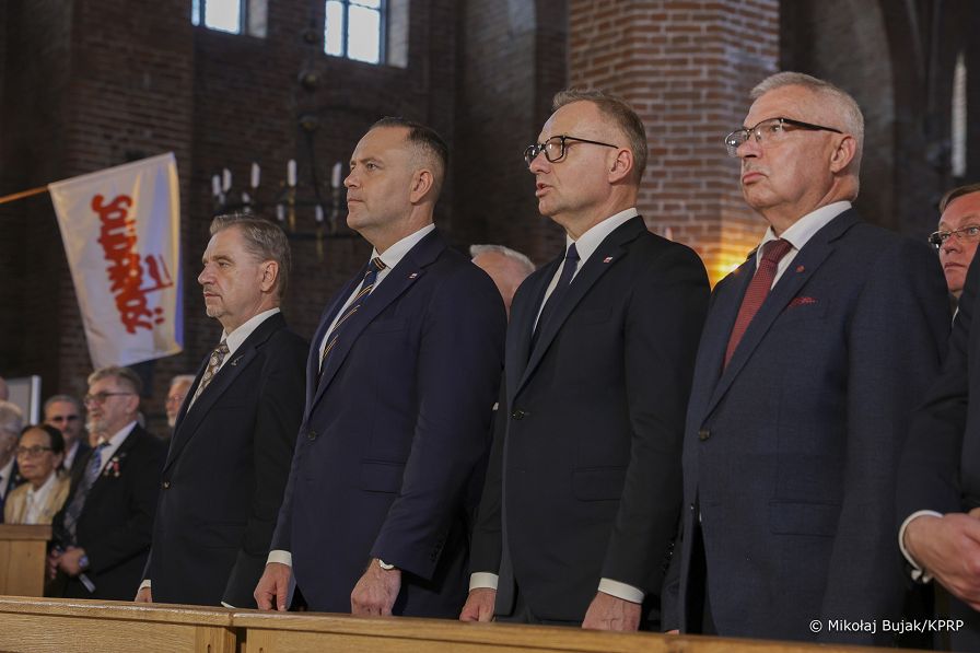 53_Karol_Nawrocki_zlozenia_kwiatow_na_Bramie_Nr_2_Stoczni_Gdanskiej _20250831_MWB15082.jpg
