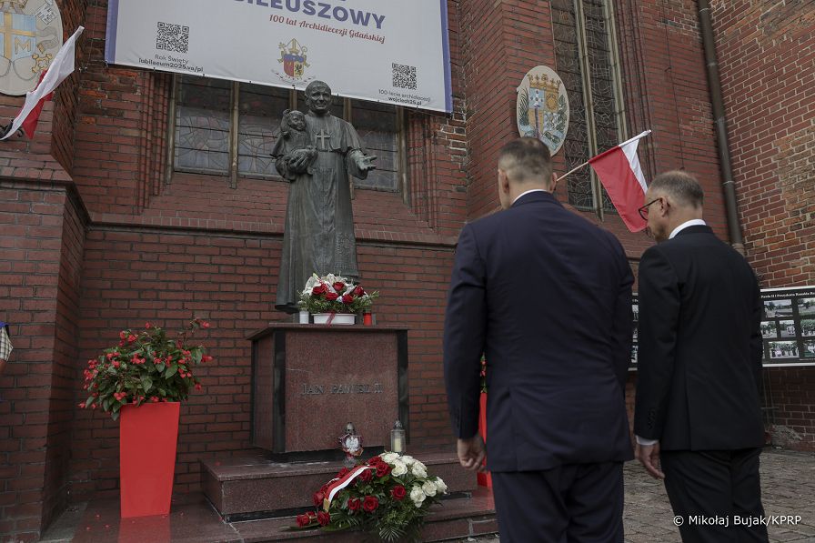 50_Karol_Nawrocki_zlozenia_kwiatow_na_Bramie_Nr_2_Stoczni_Gdanskiej _20250831_MWB14988.jpg