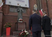 50_Karol_Nawrocki_zlozenia_kwiatow_na_Bramie_Nr_2_Stoczni_Gdanskiej _20250831_MWB14988.jpg