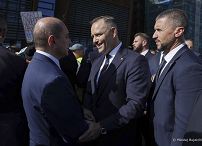 35_Karol_Nawrocki_zlozenia_kwiatow_na_Bramie_Nr_2_Stoczni_Gdanskiej _20250831_MWB14003.jpg