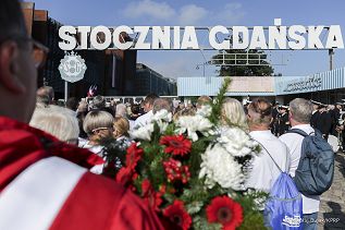 41_Karol_Nawrocki_zlozenia_kwiatow_na_Bramie_Nr_2_Stoczni_Gdanskiej _20250831_MWB14088.jpg