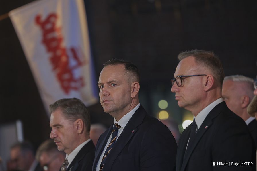 58_Karol_Nawrocki_zlozenia_kwiatow_na_Bramie_Nr_2_Stoczni_Gdanskiej _20250831_MWB23740.jpg
