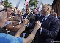 33_Karol_Nawrocki_zlozenia_kwiatow_na_Bramie_Nr_2_Stoczni_Gdanskiej _20250831_MWB13857.jpg