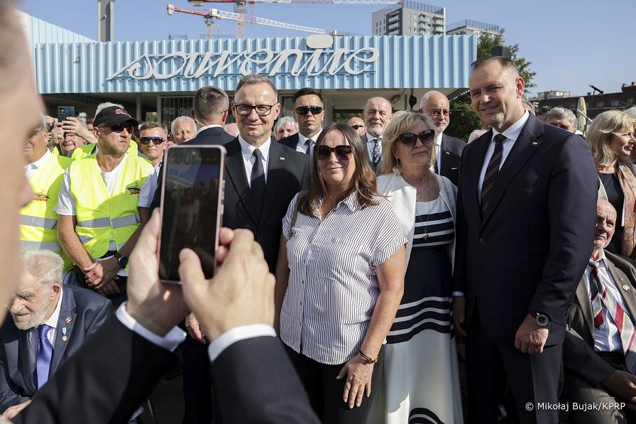 43_Karol_Nawrocki_zlozenia_kwiatow_na_Bramie_Nr_2_Stoczni_Gdanskiej _20250831_MWB14148.jpg