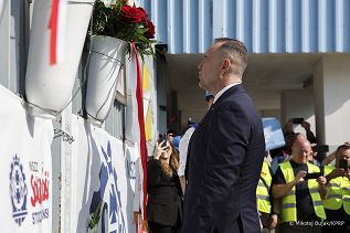 40_Karol_Nawrocki_zlozenia_kwiatow_na_Bramie_Nr_2_Stoczni_Gdanskiej _20250831_MWB14068.jpg