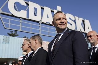 42_Karol_Nawrocki_zlozenia_kwiatow_na_Bramie_Nr_2_Stoczni_Gdanskiej _20250831_MWB14125.jpg