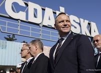 42_Karol_Nawrocki_zlozenia_kwiatow_na_Bramie_Nr_2_Stoczni_Gdanskiej _20250831_MWB14125.jpg