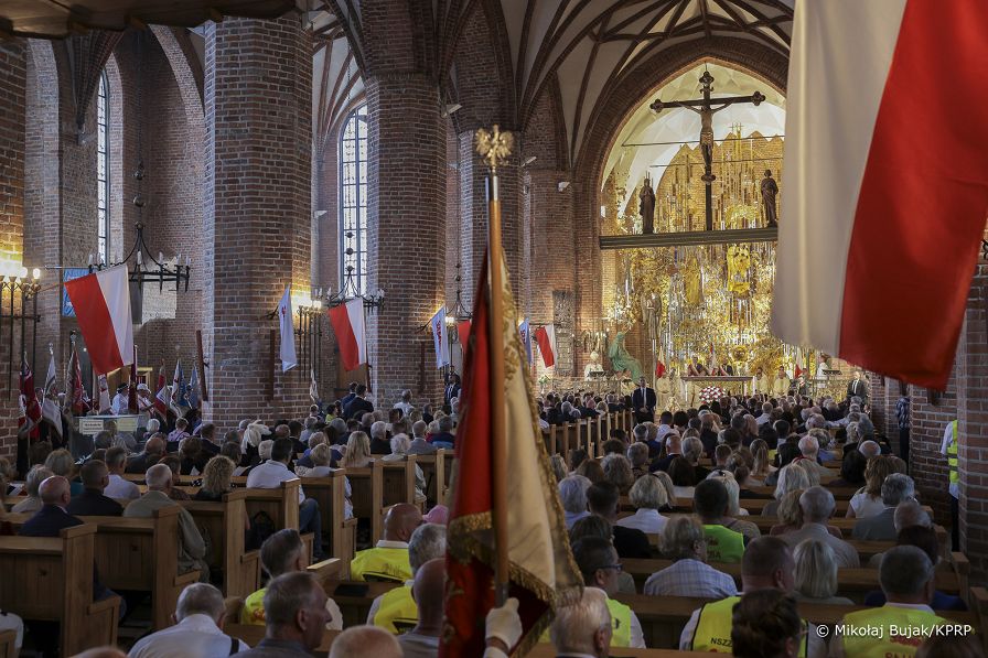 55_Karol_Nawrocki_zlozenia_kwiatow_na_Bramie_Nr_2_Stoczni_Gdanskiej _20250831_MWB15113.jpg