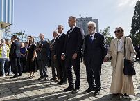 39_Karol_Nawrocki_zlozenia_kwiatow_na_Bramie_Nr_2_Stoczni_Gdanskiej _20250831_MWB14058.jpg