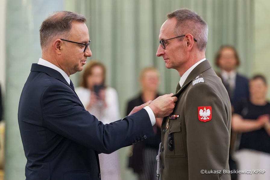 002_Andrzej_Duda_odznaczenia_lekarze_04-08-2025_LB_14892.jpg.JPG