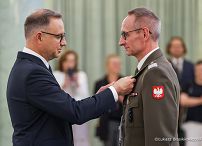 002_Andrzej_Duda_odznaczenia_lekarze_04-08-2025_LB_14892.jpg.JPG