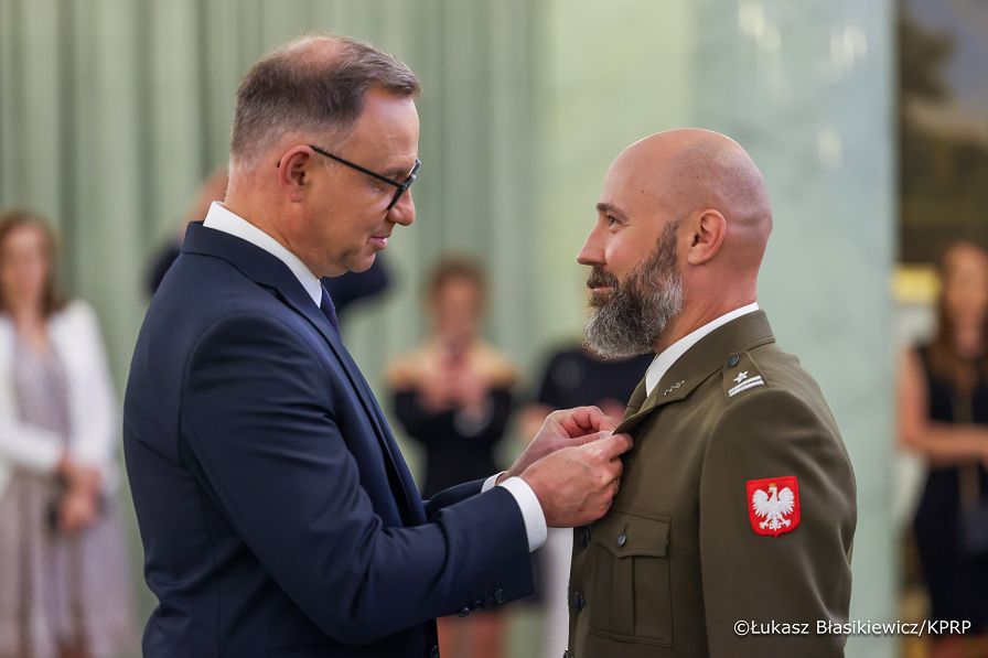 005_Andrzej_Duda_odznaczenia_lekarze_04-08-2025_LB_15324.jpg.JPG