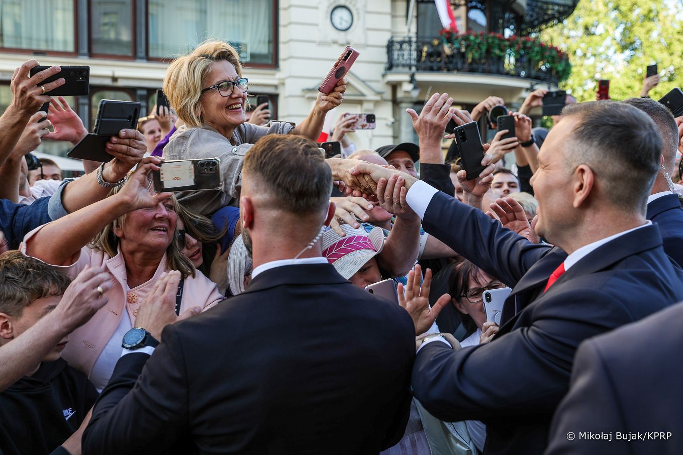025_008_Prezydent_Karol_Nawrocki_przejscie_ludzie_Warszawa_20250806_MWB28471.jpg