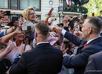 025_008_Prezydent_Karol_Nawrocki_przejscie_ludzie_Warszawa_20250806_MWB28471.jpg