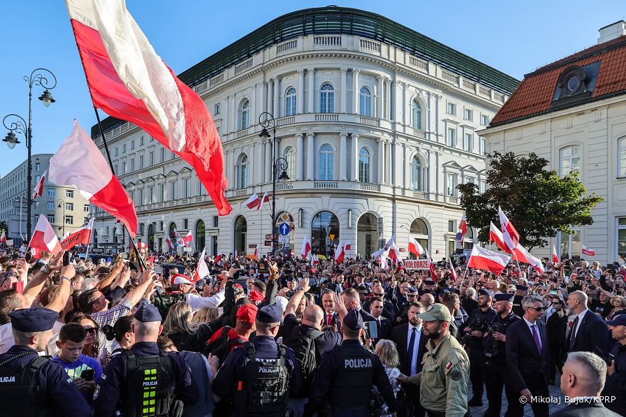 009_Prezydent_Karol_Nawrocki_przejscie_ludzie_Warszawa_20250806_MWB28561.jpg