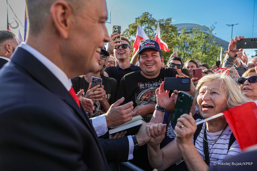 002_Prezydent_Karol_Nawrocki_przejscie_ludzie_Warszawa_20250806_MWB28282.jpg