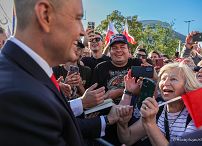 002_Prezydent_Karol_Nawrocki_przejscie_ludzie_Warszawa_20250806_MWB28282.jpg