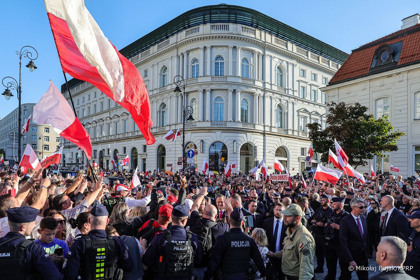 026_009_Prezydent_Karol_Nawrocki_przejscie_ludzie_Warszawa_20250806_MWB28561.jpg