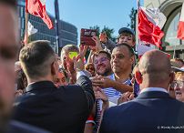 021_004_Prezydent_Karol_Nawrocki_przejscie_ludzie_Warszawa_20250806_MWB28292.jpg