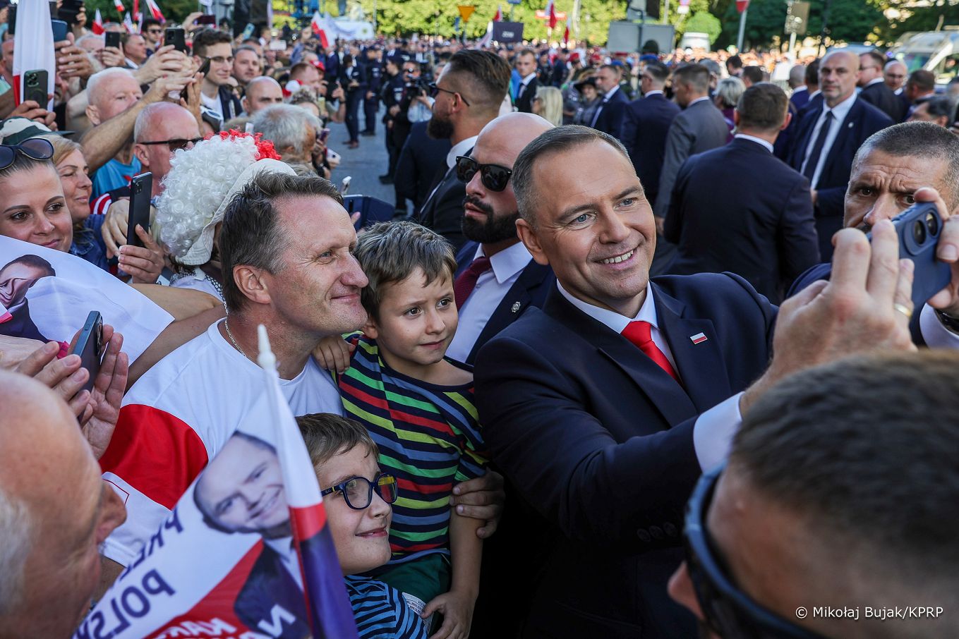 022_005_Prezydent_Karol_Nawrocki_przejscie_ludzie_Warszawa_20250806_MWB28328.jpg