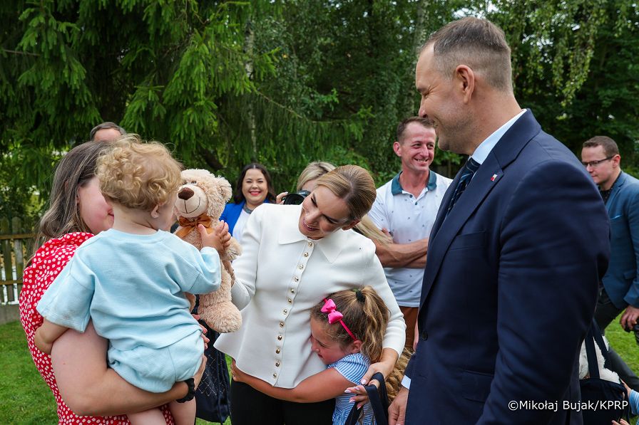 019_Karol_Nawrocki_Marta_Nawrocka_wizyta_podkarpacie_Cmolas_08-08-2025_MWB23099.jpg.JPG