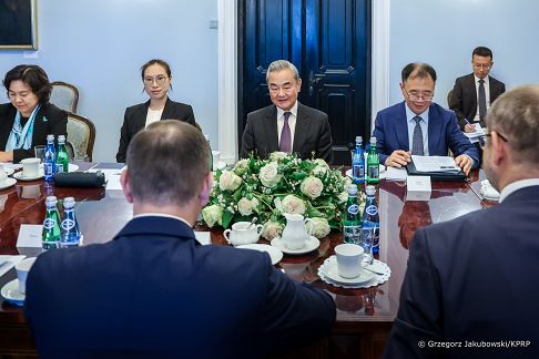003_a_Prezydent_Karol_Nawrocki_spotkanie_Minister_Spraw_Zagranicznych_Chin_20250915_GJA_5547_1.jpg
