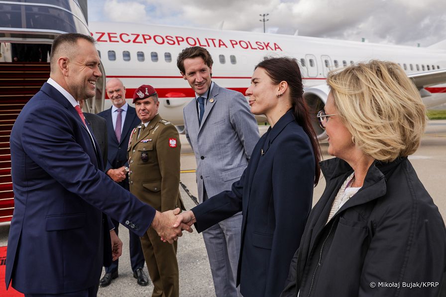 001_Prezydent_Karol_Nawrocki_wizyta_Francja_powitanie_20250916_MWB10647.jpg