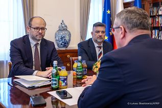 003_Minister_Marcin_Przydacz_spotkanie_Dyrektor_Rafal_Wisniewskim_i_Minister_Marcin_Bosacki_20250918_LB_17459.jpg