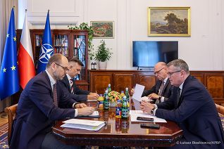 004_Minister_Marcin_Przydacz_spotkanie_Dyrektor_Rafal_Wisniewskim_i_Minister_Marcin_Bosacki_20250918_LB_17507.jpg