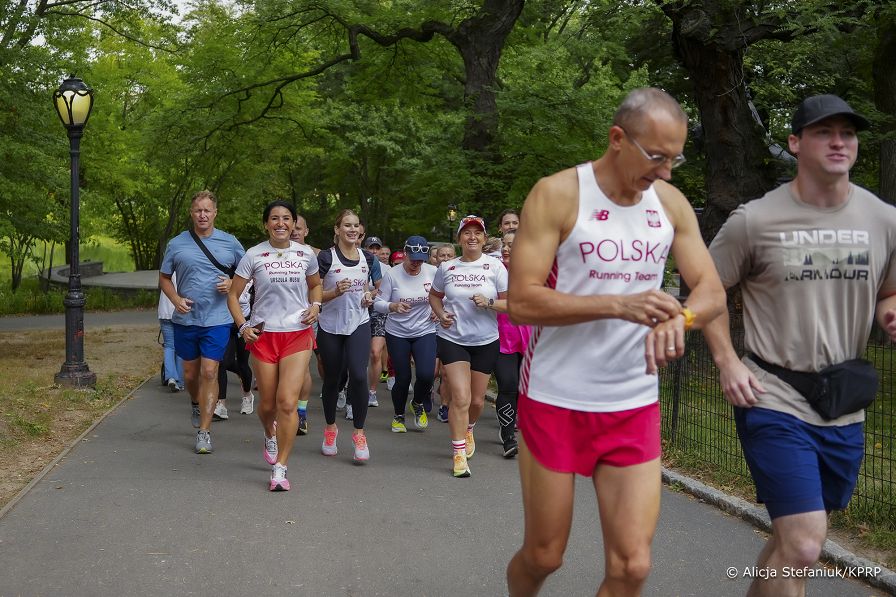 15_Marta_Nawrocka_z_przedstawicielkami _Polska_Running_Team_Nowy_Jork_20250922_DSC04326.jpg