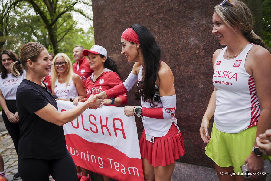 02_Marta_Nawrocka_z_przedstawicielkami _Polska_Running_Team_Nowy_Jork_20250922_DSC03981.jpg