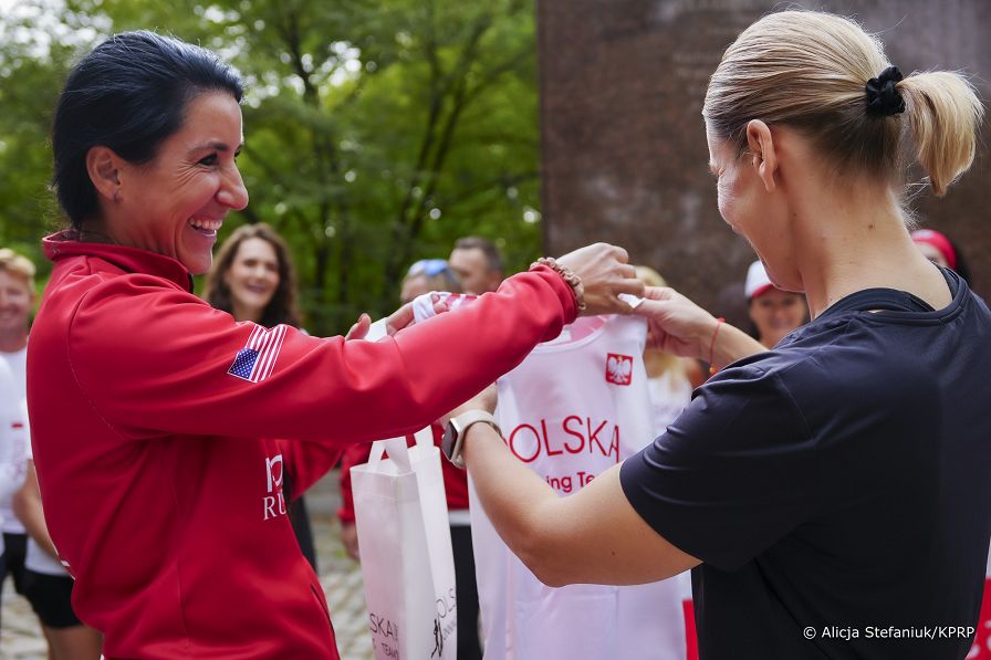 04_Marta_Nawrocka_z_przedstawicielkami _Polska_Running_Team_Nowy_Jork_20250922_DSC04089.jpg