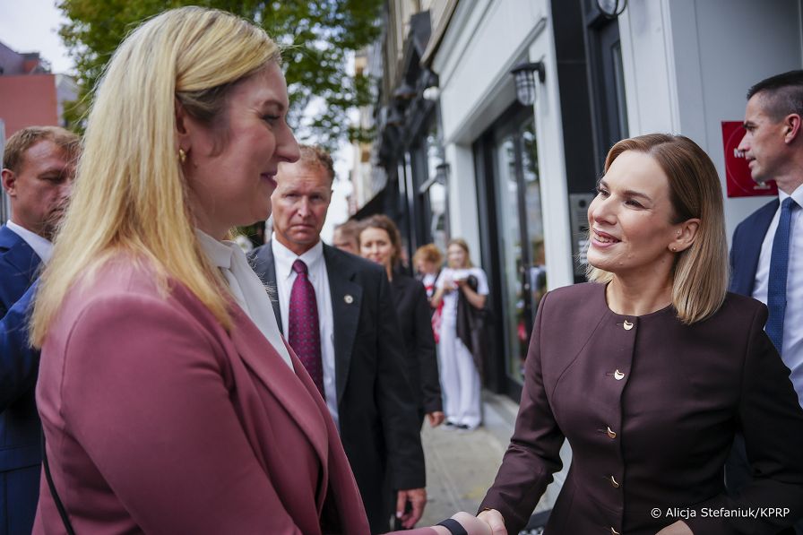 31_Marta_Nawrocka_z_przedstawicielkami_BEYOND_Polish_American_Women’s_Club_20250922_DSC06000.jpg