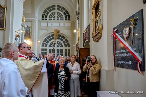 011_Minister_Adam_Andruszkiewicz_Ksiądz_Jarosław_Wąsowicz_uroczystość odsłonięcia tablicy z „Sercem dla Inki” upamiętniającej Danutę Siedzikównę _28-09-2025_LB_23949.jpg.JPG