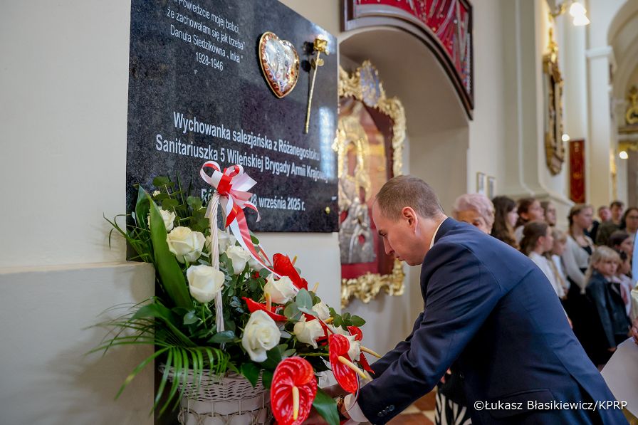 012_Minister_Adam_Andruszkiewicz_Ksiądz_Jarosław_Wąsowicz_uroczystość odsłonięcia tablicy z „Sercem dla Inki” upamiętniającej Danutę Siedzikównę _28-09-2025_LB_24032.jpg.JPG