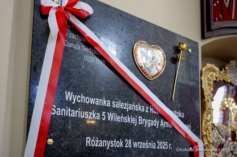 001_Minister_Adam_Andruszkiewicz_Ksiądz_Jarosław_Wąsowicz_uroczystość odsłonięcia tablicy z „Sercem dla Inki” upamiętniającej Danutę Siedzikównę _28-09-2025_LB_23152_1.jpg.JPG