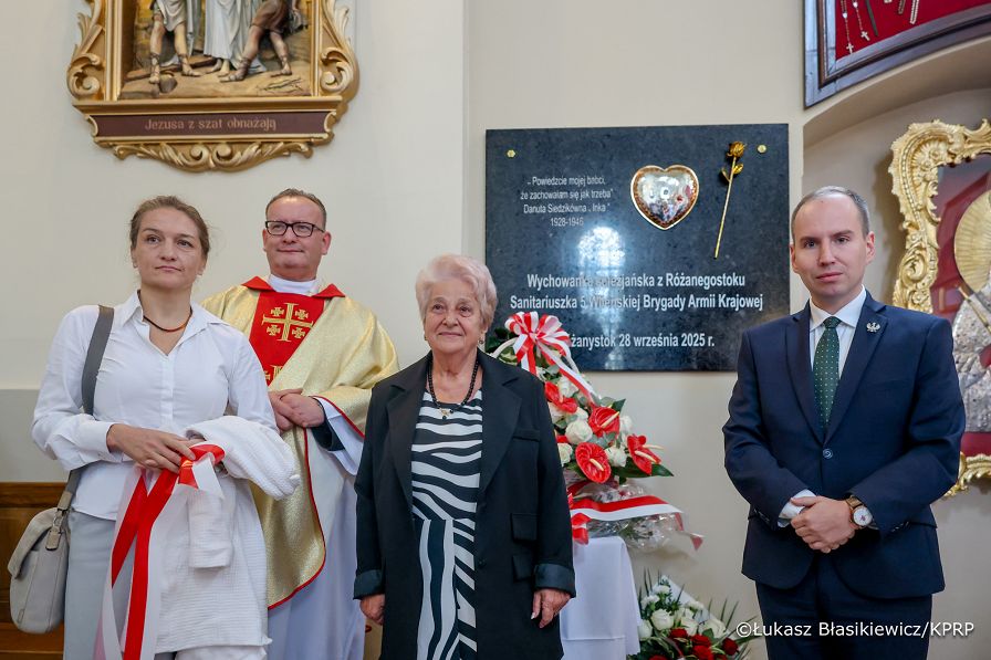 013_Minister_Adam_Andruszkiewicz_Ksiądz_Jarosław_Wąsowicz_uroczystość odsłonięcia tablicy z „Sercem dla Inki” upamiętniającej Danutę Siedzikównę _28-09-2025_LB_24045.jpg.JPG