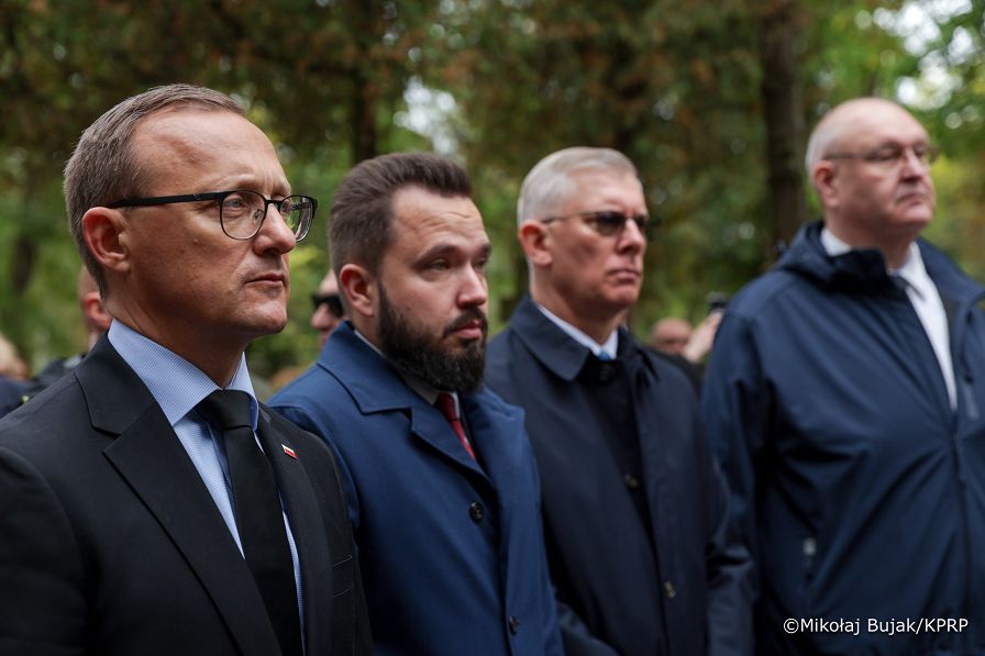 009_Prezydent_Karol_Nawrocki_pogrzeb_Sergiusz_Piasecki_29-09-2025_MWB23987.jpg.JPG
