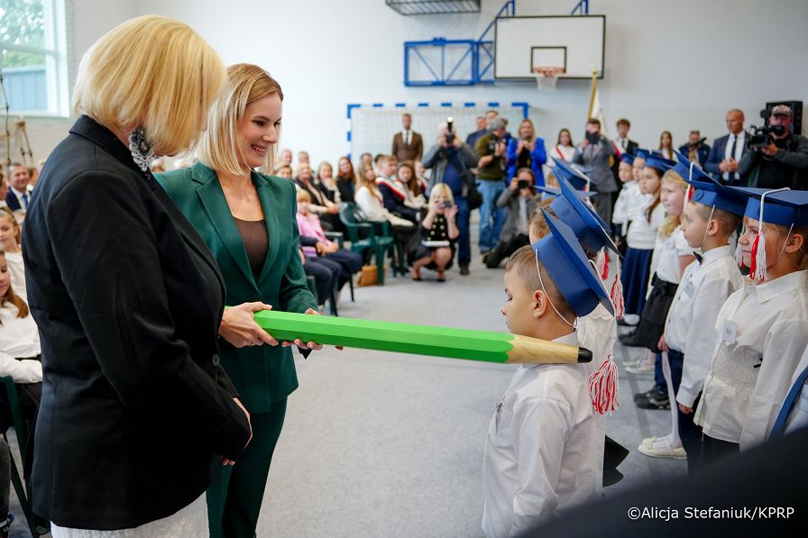011_Pierwsza_Dama_Marta_Nawrocka_Liwia_Uroczystość otwarcia nowego pawilonu w szkole podstawowej_29-09-2025_DSC07753.jpg.JPG